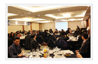 센터의 주요 정책 발표 및 고객기관의 자유로운 의견교류로 진행되는 사진