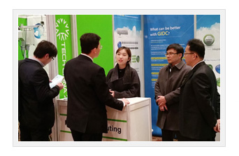 K-Tech China 2014 전시회 부스에서 현지인에게 설명을 하고 있다