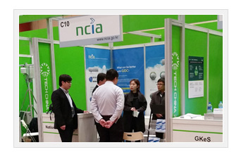 K-Tech China 2014 전시회 부스에서 현지인에게 설명을 하고 있다